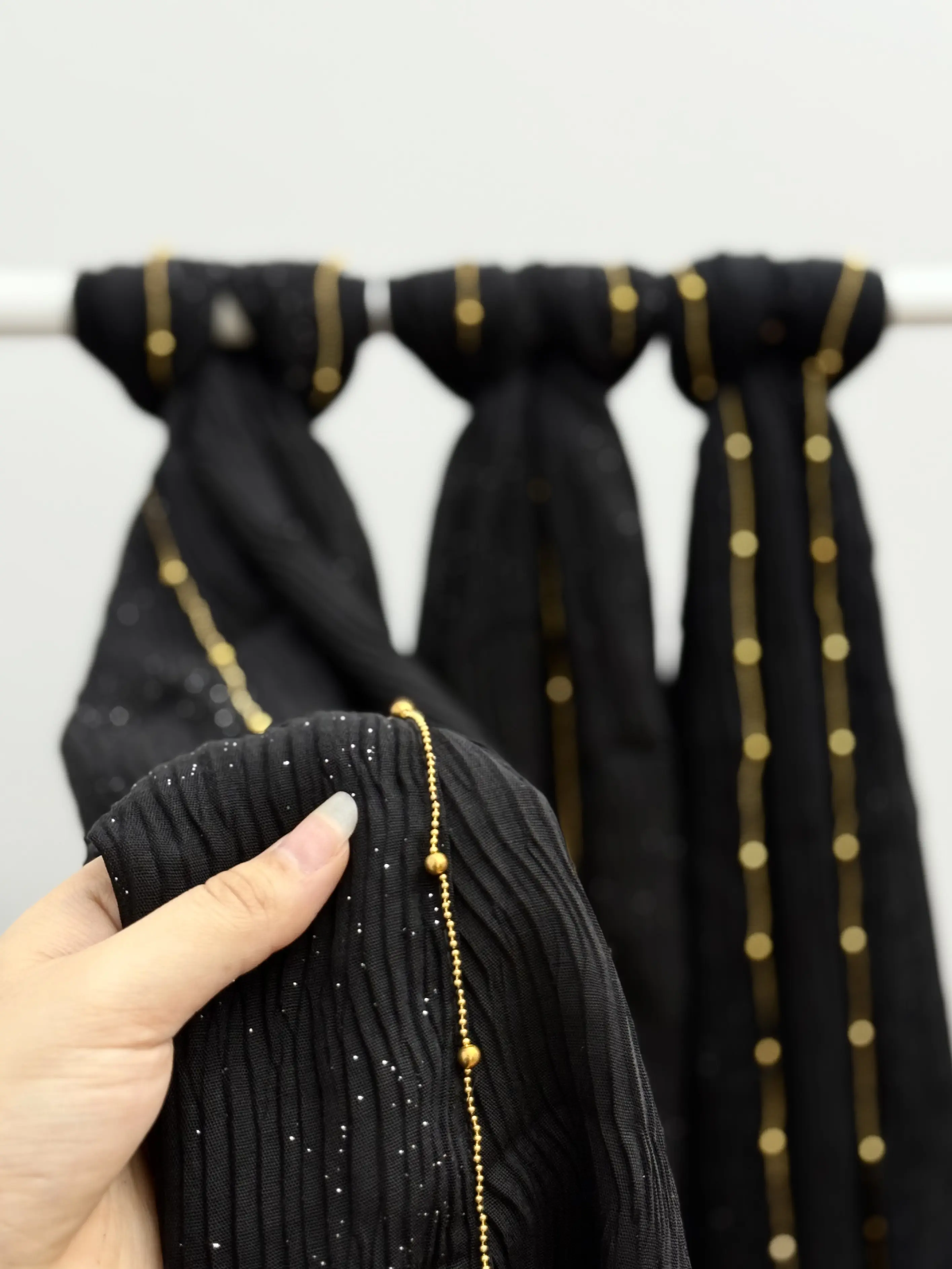 شال مشکی شاین دار دور مرواریدی